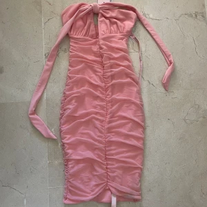 OhPolly klänning - Tight rosa OhPolly klänning! 🩷 Aldrig använd, lappar kvar!  OBS! Skickas i juli när jag är i Sverige igen!