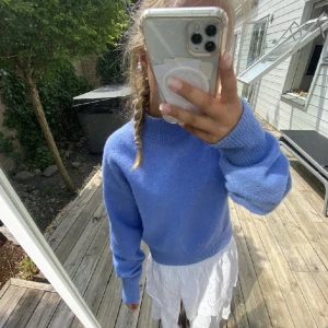 blå stickad tröja - säljer min super fina blå stickade tröja som är från & other stories. den är helt i nyskick och är jätte gullig nu till sommaren💗💗