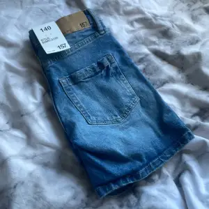 Jeansshorts köpt från lager 157 och är i storlek 140 och är aldrig använda, Kontaka mig om du är intresserad❤️