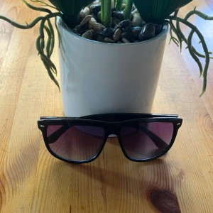 Identiska Solglasögon - Ray Ban Boyfriend  - De här glasögonen är identiska med Ray Ban Boyfriend och ser nästan exakt likadan ut.De ligger på ett lågt pris nu och kommer förmodligen höjas lite senare så passa på nu och köp dom här fina solglasögonen inför sommarn. De tar slut snabbt,så skynda!