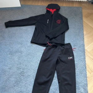 Sollentuna gymnasterna kläder - Sollentuna gymnasterna kläder!  Kit! Storlek: byxor, 140. Tröja, 152. Båda för 450kr typ helt oanvända har andvänt den typ 2 gånger!! Nypris: 600kr