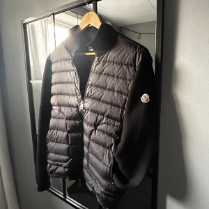 Moncler cardigan - Hej, säljer nu min Moncler cardigan då den inte längre passar. Jackan är i toppskick 9/10. Hör av er vid vidare intresse eller frågor!