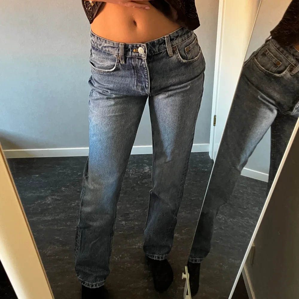 Supersnygga mid/low waist jeans, använd ett få tal gånger💗. Jeans & Byxor.