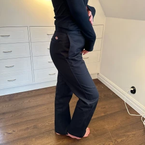 Dickies Byxor W30/L34 - Dickies Byxor W30/L34. Använt bara några gånger! 🌸
