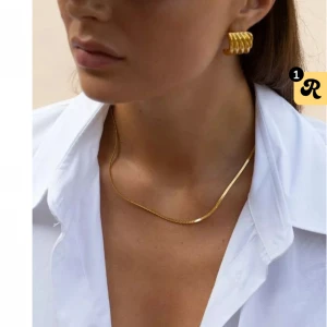 Halsband guld  - Halsband i guld pletering 18K från nelly, Fick hem helt fel beställning från nelly var krångligt med returen, så säljer massor av kläder därifrån vill ni ha bild på plaggen i verkligheten skicka ett meddelande så löser jag 