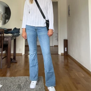 Blå bootcut jeans - Sparsamt använda. Superfina blå jeans i stretchigt material.🥰 Storleken är aningen mindre, har vanligt M, men gått upp till L pga längden (är 178cm).