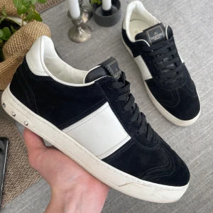 Valentino Flycrew - Säljer dessa riktigt feta svarta Valentino Flycrews | 10/10 Skick (Alla nitar kvar) | Storlek 39 Passar 40 | Ingår: 2st Dustbags, Kort, Extra Snören, Tags | Hör av er vid minsta lilla fundering 🤝