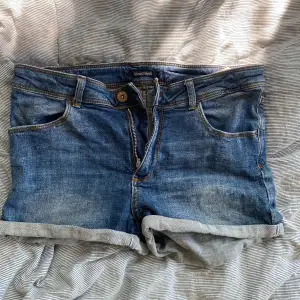 Blå jeans shorts som jag köpt secondhand men inte fått användning för. Enkla att styla och passar till mkt! 🥰🥰 det står att de är i storlek M men passar lika bra som S 🥰