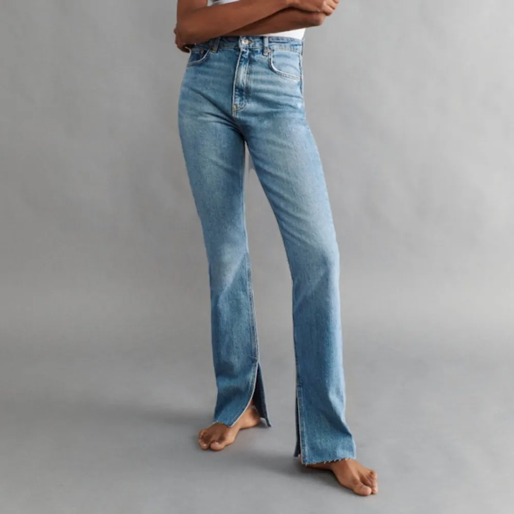 högmidjade Jeans från ginatricot. Typ aldrig använda då dom är lite för stora för mig, nypris 500kr men kan sälja dom för 250. Dom är lite mörkare i verkligheten . Farkut & Housut.