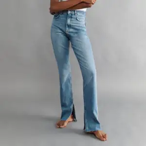 högmidjade Jeans från ginatricot. Typ aldrig använda då dom är lite för stora för mig, nypris 500kr men kan sälja dom för 250. Dom är lite mörkare i verkligheten 
