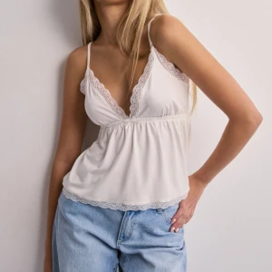 Söt nelly topp - Super sött linne från Nelly i storlek S💗💗 Säljer för att linnet tyvärr inte passar mig. Endast testad hemma<33