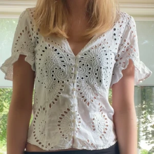Vit blus - Vit blus med hålbroderi från Zara 💗 Köpt på Vinted men har inte kommit till användning.  Vissa av knapparna är lite bruna/beiga på baksidan, vet inte om de va så från början eller om de blivit missfärgade men det är inget man tänker på 💗