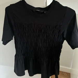 Topp Vero Moda - Jättefina t-shirt med smock från Vero Moda! Endast använd vid ett tillfälle så den är som ny!