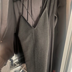 Glittrig Midi Klänning - Stl.M Fint skick  Kan mötas upp eller frakta 