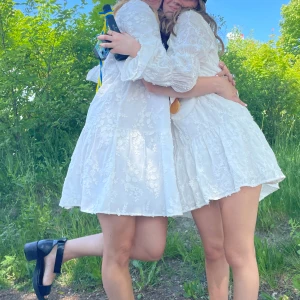 & Other Stories Studdentklänning  - Jag säljer min underbara studentklänning från & Other Stories i storlek 38. Den är använd en gång och passar allt från 36-40💕nypris 899kr