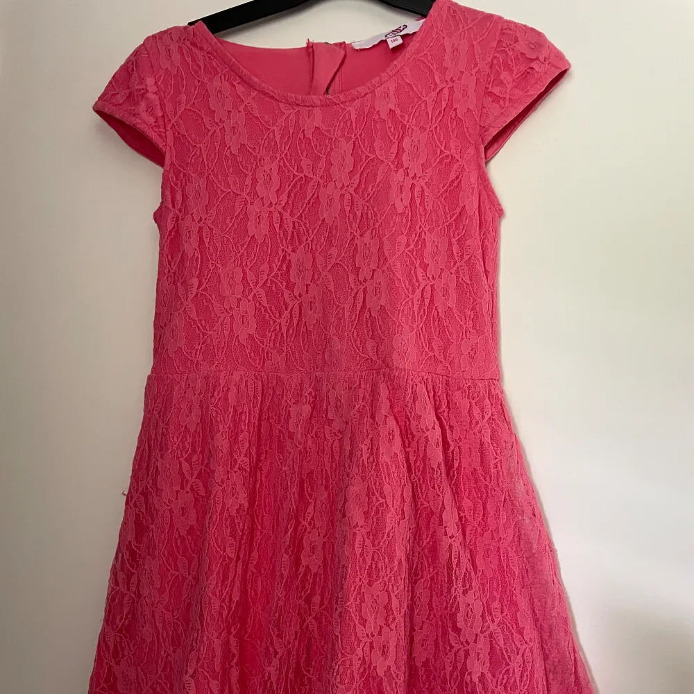 Rosa klänning med blommigt nät, storlek 146 . Klänningar.