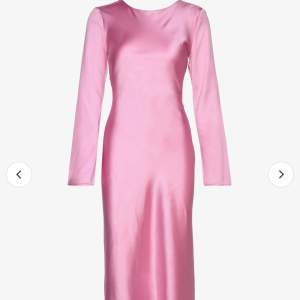 Jätte fin klänning från Gina Tricot, helt oanvänd med prislapp kvar i storlek S, slutsåld på hemsidan🩷