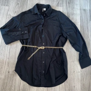 Svart oversize skjorta  - Snygg till svarta tunna strumpbyxor. Oanvänd och köpt från hm. skärp ingår ej. 