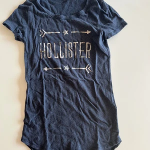 Hollister t-shirt - Hör av er vid fler frågor!