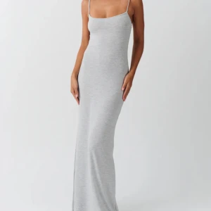 långklänning  - skön luftig långklänning i ljusgrå.använd en gång och storlek xs men passar s och kanske m eftersom den e väldigt stretchig(är 1,73 lång och den e lite för kort för mig