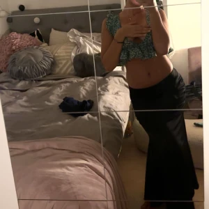 Svart långkjol - Jättevacker kjol med scrunch där bak, sitter så fint och framhäver kurvor🩷Helt ny!