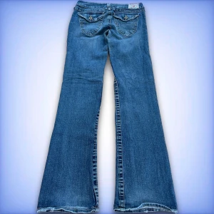 True Religion Jeans - JUST NU 2 PAR JEANS FÖR 899kr! Ett per jätte fina True Religion jeans med speciella och fina bakfickor!💙 Smått skadade längst ner vid benöppningen men annars inga andra problem!💙 Hör av dig vid frågor!😊