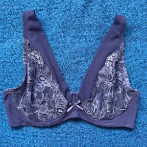 Bh 70C - Jättefin blå BH i storlek 70C från okänt märke. Köp ungefär för ett år sedan men knappt använd då den är lite liten på mig, alltså i mycket gott skick. Blommig spets och lite genomskinligt tyg. Köparen står för frakten. 