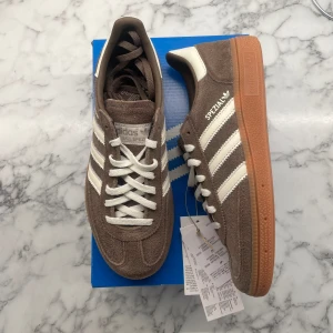 Adidas Spezial ”Earth Strata” - Helt nya och oanvända! Storlek 39 1/3. Pris: 1599. Skicka ett meddelande vid intresse eller använd ”köp nu”. Köp tryggt hos oss! 