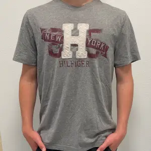 Hej, säljer denna snygga Tommy Hilfiger T-shirt med ett snyggt tryck. Inga defekter eller fläckar och knappt använd. Storlek S men passar som M. Hör av er vid fler bilder eller funderingar!