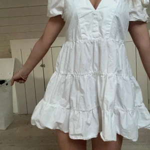 Vit volang zara klänning - Vit zara klänning jag älskar! Ny skick