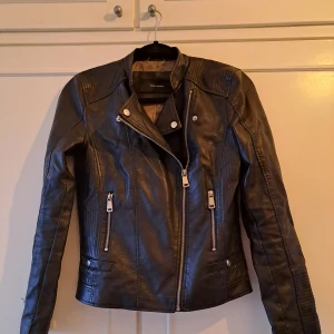 Skinnjacka - Svart fejkskinnjacka