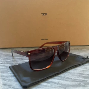 Ray-ban boyfriends  - Ray-ban boyfriends liknande solglasögon för bra pris med vinröd ram och svart glas, Helt nya kommer med påse.