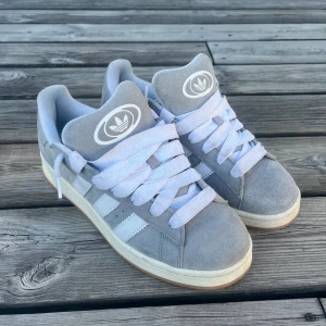 Säljer gråa och vita Adidas Campus Skor🌟  - Säljer dessa supersnygga gråa och vita adidas campus skorna🤩 Dom är andända några gånger men har inga fläckar eller defekter! Kartong medföljer☺️