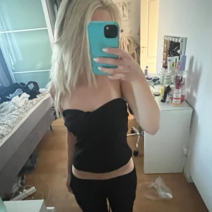 Tubetop  - Jättefin och helt ny tröja från Nelly, prislappen är inte kvar då jag alltid sliter av den direkt. Men tröjan är inte använd. Storlek M men passar mig som har xs