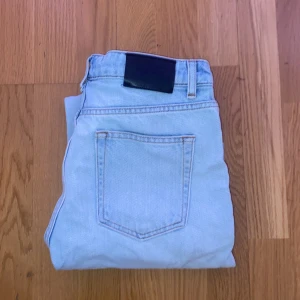 Grunt jeans 9/10 skick  - Använda 2 gånger och är jättebra sitter inte så tajt och är lite loose är även superbra för sommaren skulle säga att dom är i small elelr xs