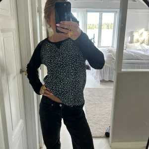 Tröja - Snygg tröja i skit snyggt mönster, bra skick! använd fåtal gånger🙌🏼💕💘💘
