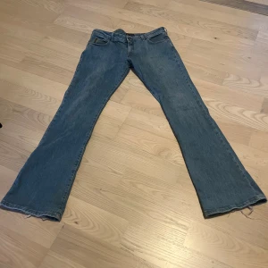 Armani jeans - Ett par svinsnygga ljusblå, lågmidjade Armani jeans! Köpta i london för ca 700 kr. Säljer pga av att jag inte använder dem tyvärr. Skriv gärna om du har någon fråga!🌟🫶🏼