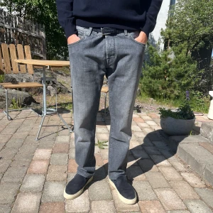 Jacob Cohën  - Skick: 9/10. Färg: Grått. Pris: 1000. Storlek 35. Innerbenslängd: 74 cm. Midjemått: 82 cm. Säljs på grund av ingen användning. Fina och exklusiva jeans från ett mycket elegant märke. 