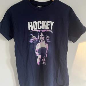 Hockey t-shirt i storlek M. den har inga tydliga defekter och är i bra skick 