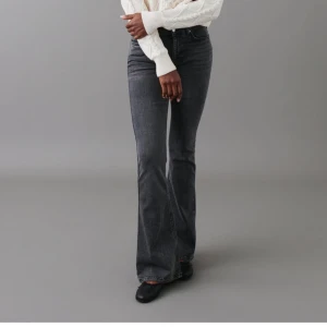 Snygga lågmidjade jeans  - Ginatricot  Storlek XS  Super snygga men aldrig använt för de är för små för mig  Nypris: 500kr