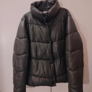 Puffer coat - Dark green Mango, size L Small damages as shown in the pic