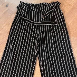 Byxor för barn  - Jätte fina och sköna byxor för barn. De är väldigt sköna att ha på och de passar med allt. 