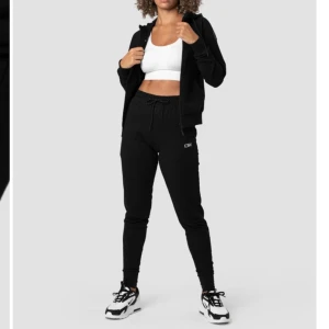 Iciw byxor  - Säljer dessa byxor från iciw då dom inte används, knappt använda så i nyskick 💗