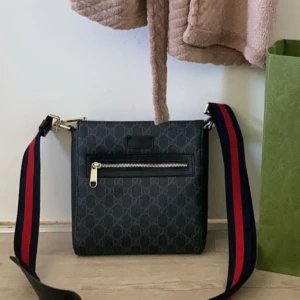 Gucci väska  - Hej jag slejer min Gucci väska för att jag inte använder den längre 