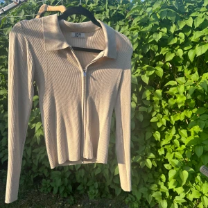 beige tröja - jättefin tröja, man kan välja lite själv hur man vill ha dragkedjan 🫶🏼 köpt för 449kr