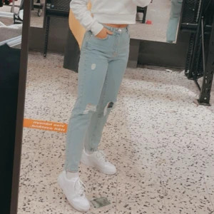 Jeans - Köpt för några år sedan men knappt använda. 