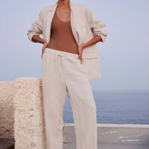 Vita linnebyxor  - Skitsnygga linnebyxor från H&M, storlek S. Säljer pga för korta på mig. Kom privat för fler egna bilder. 