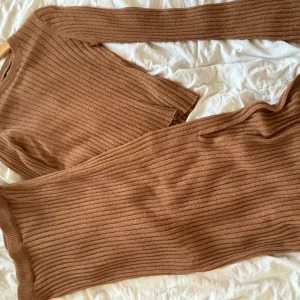 Set  - Ett brunt set från Gina tricot. Helt oandvänt utan pris lapp   Går att köpa de olika plaggen för sig om man skulle önska   Kjol 150  Tröja 150 
