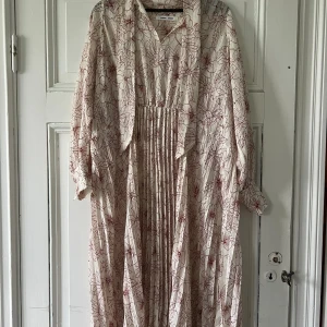 Samso & samsoklänning - St står inte men det är en S Jättevacker sommarklänning i ngt sidenaktigt tyg. Vackert drapperad i ryggen. Andvänd en gång på bröllop. Väldigt fint skick.