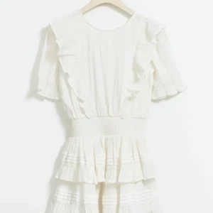 Studentklänning  - Jättefin vit klänning från gina💘 strl 170! Prislapp kvar & aldrig använd då jag har valt en annan till studenten:) slutsåld på hemsidan